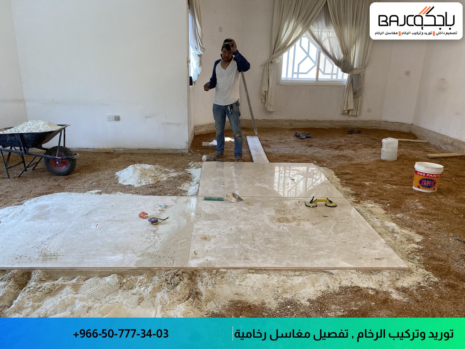 مراحل تفصيل وتركيب مغاسل رخام - قطع رخام بيضاء تحت التجهيز في موقع العمل
