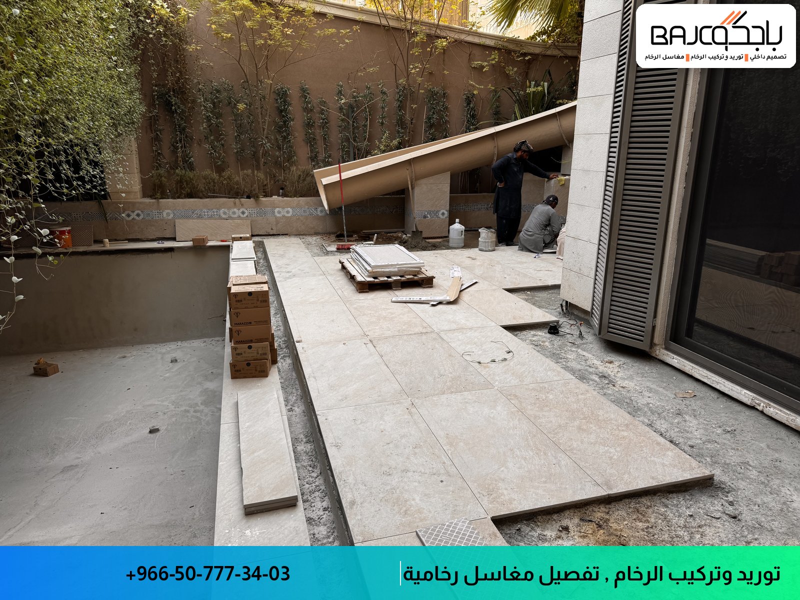 عملية تركيب بلاط رخام أبيض في ساحة خارجية مع عمال يقومون بتثبيت الأرضية