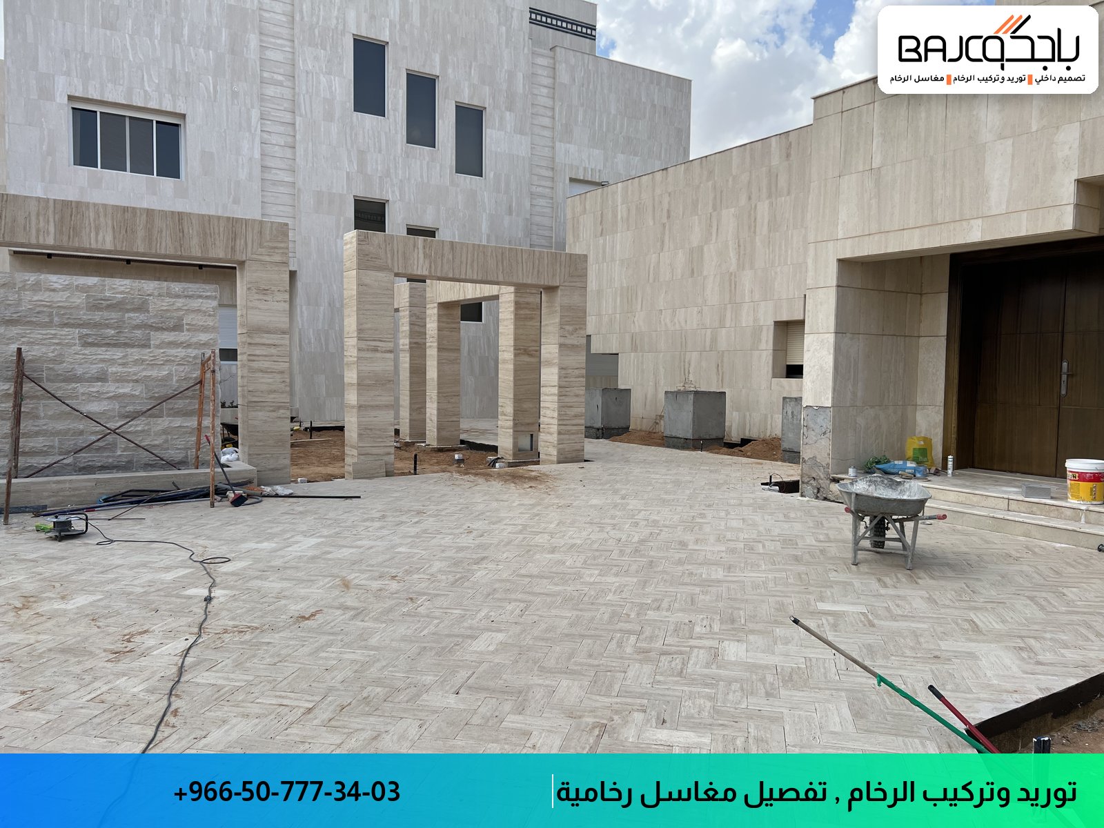 أرضية رخام بيج بنمط هندسي في مساحة معمارية واسعة قيد التطوير