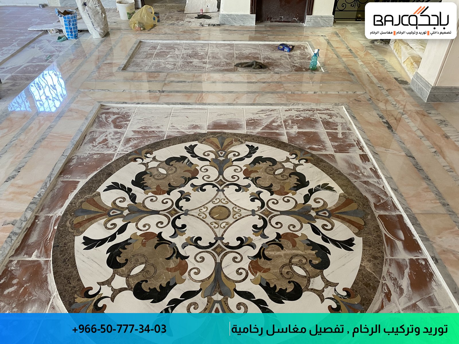 أرضية رخام بتصميم دائري هندسي متماثل بألوان بني وأسود وأبيض في مساحة داخلية واسعة