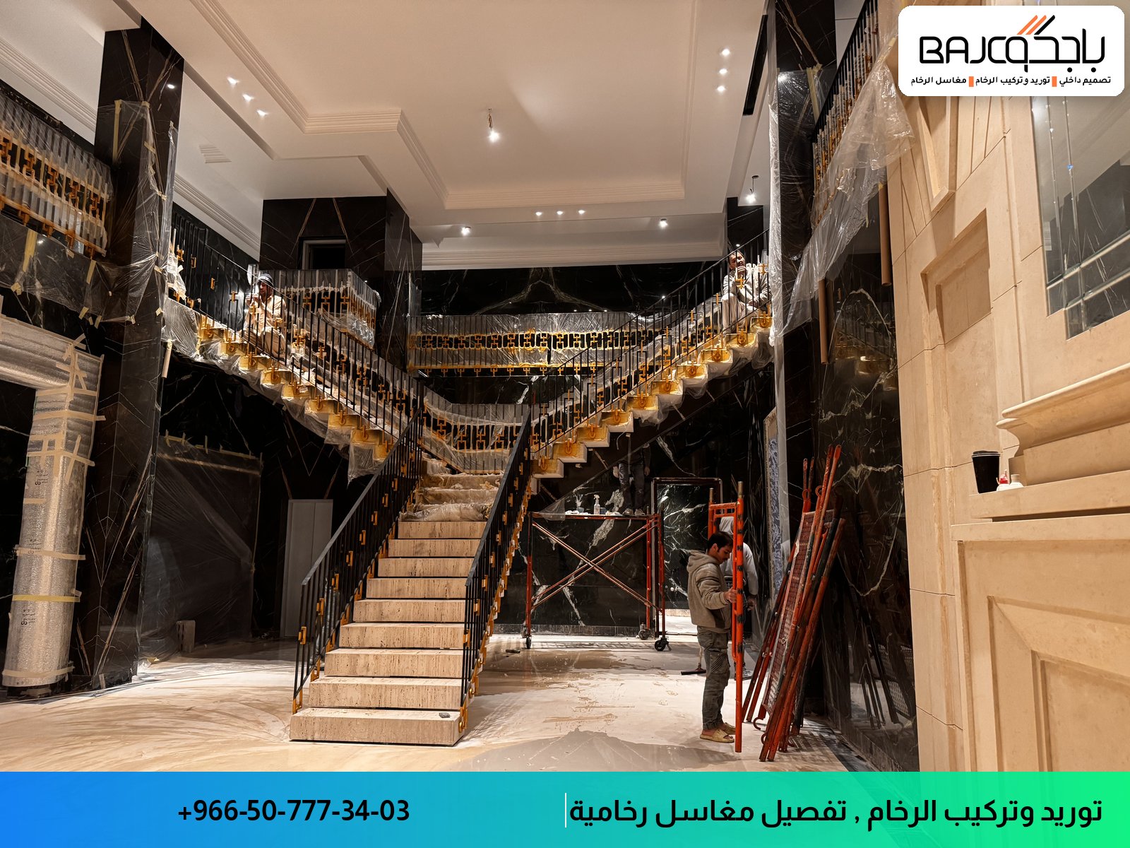 درج رخام أسود مع إضاءة ذهبية جانبية في مدخل معماري حديث