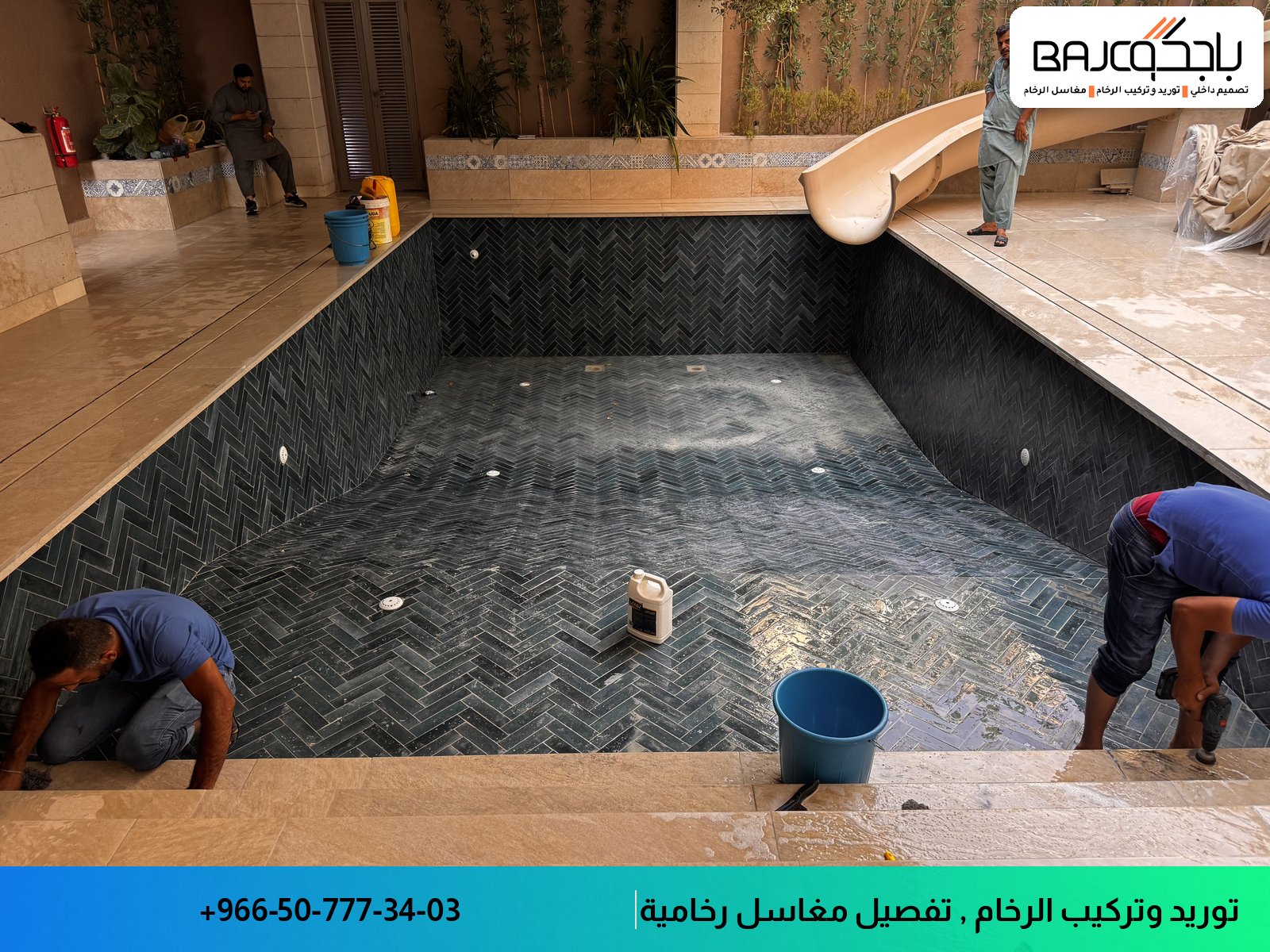 عملية تركيب أرضية رخام بنمط هندسي أسود وتجهيزها في مساحة داخلية حديثة