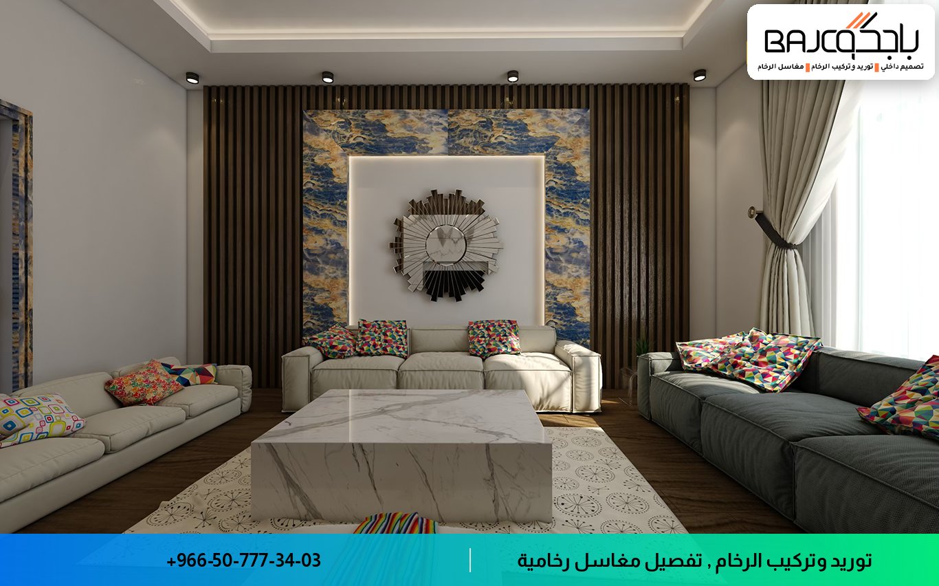 طاولة رخام أبيض بعروق رمادية في تصميم داخلي حديث