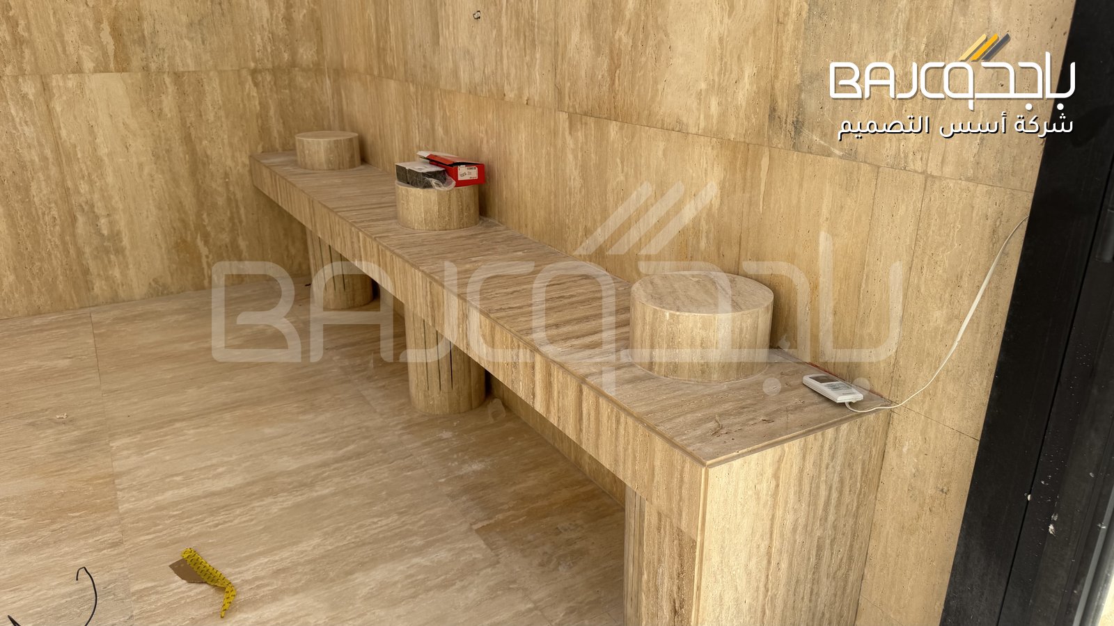 طاولات رخام بتصميم حديث للمساحات التجارية