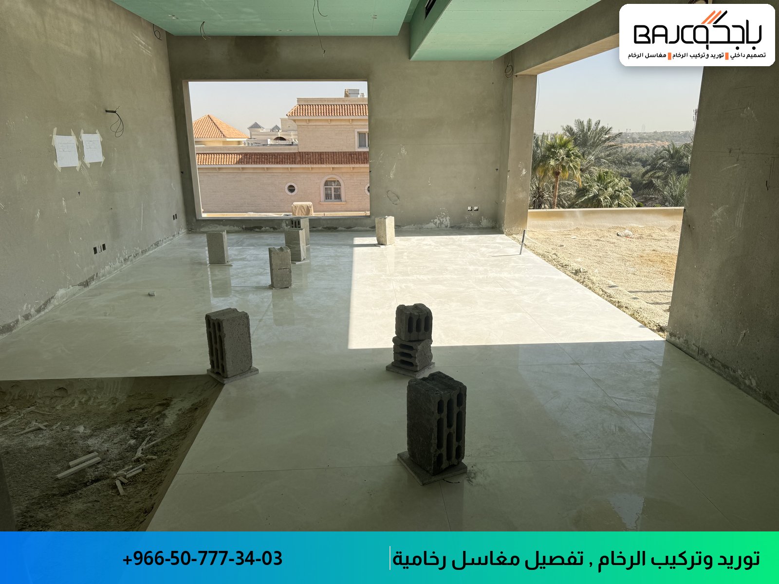 أرضية رخام بيضاء ناصعة تحت التركيب في مساحة سكنية واسعة، مع نقاط ثابتة سوداء موزعة على السطح