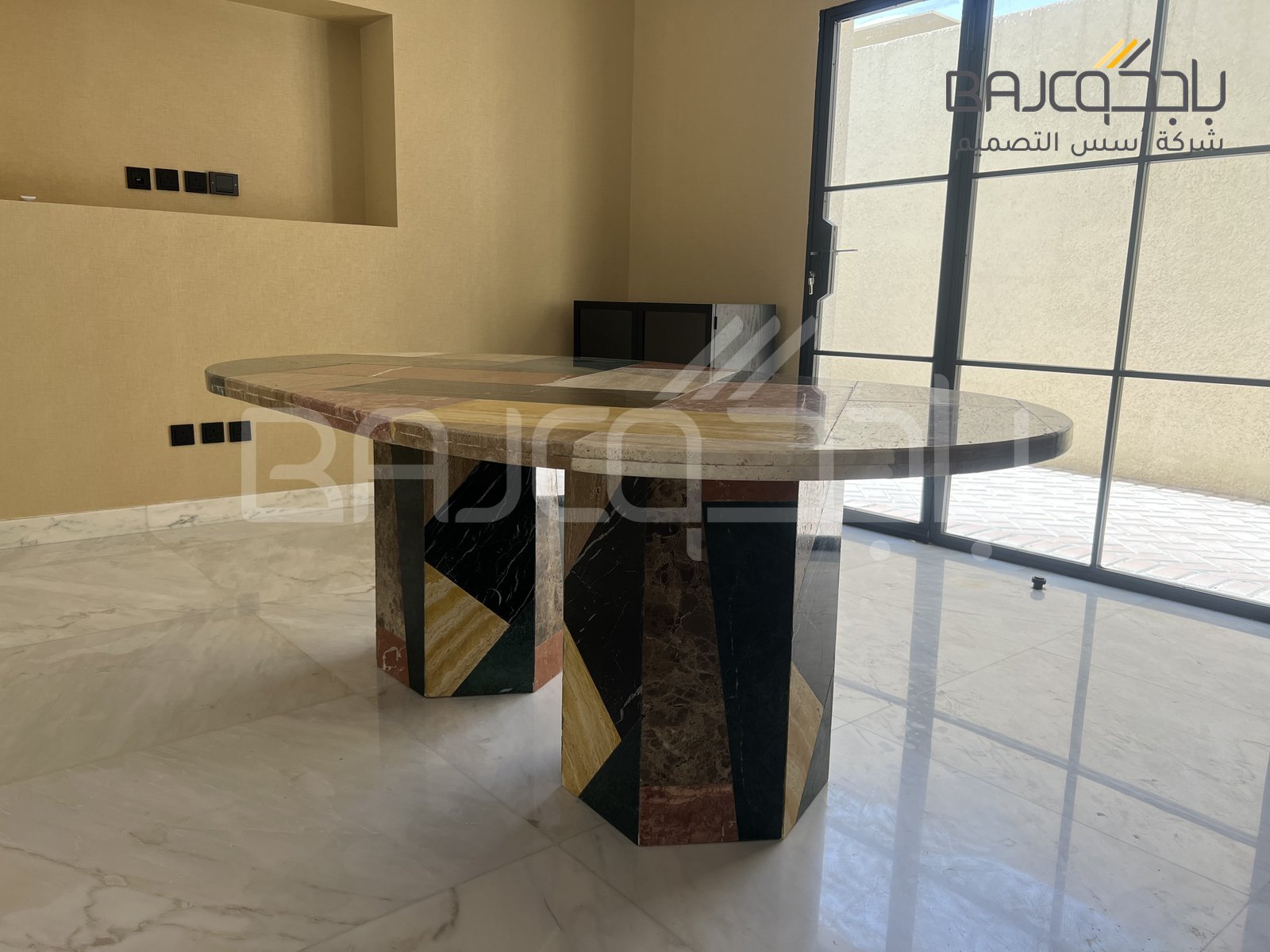 طاولة رخام بتصميم حديث مع قاعدة مزدوجة