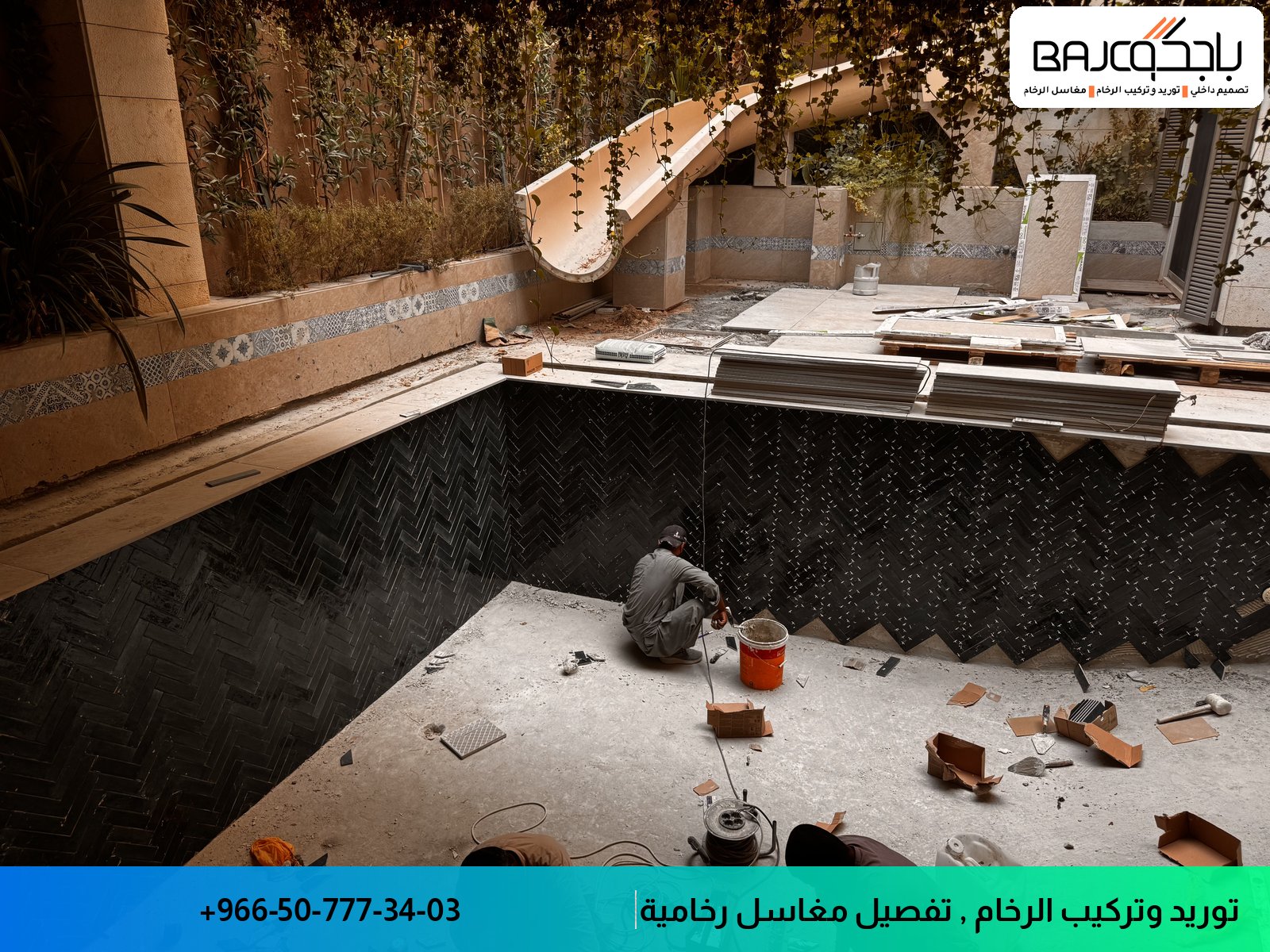 عامل يقوم بتفصيل مغسلة رخام حديثة مع أرضيات سوداء ومواد بناء محيطة