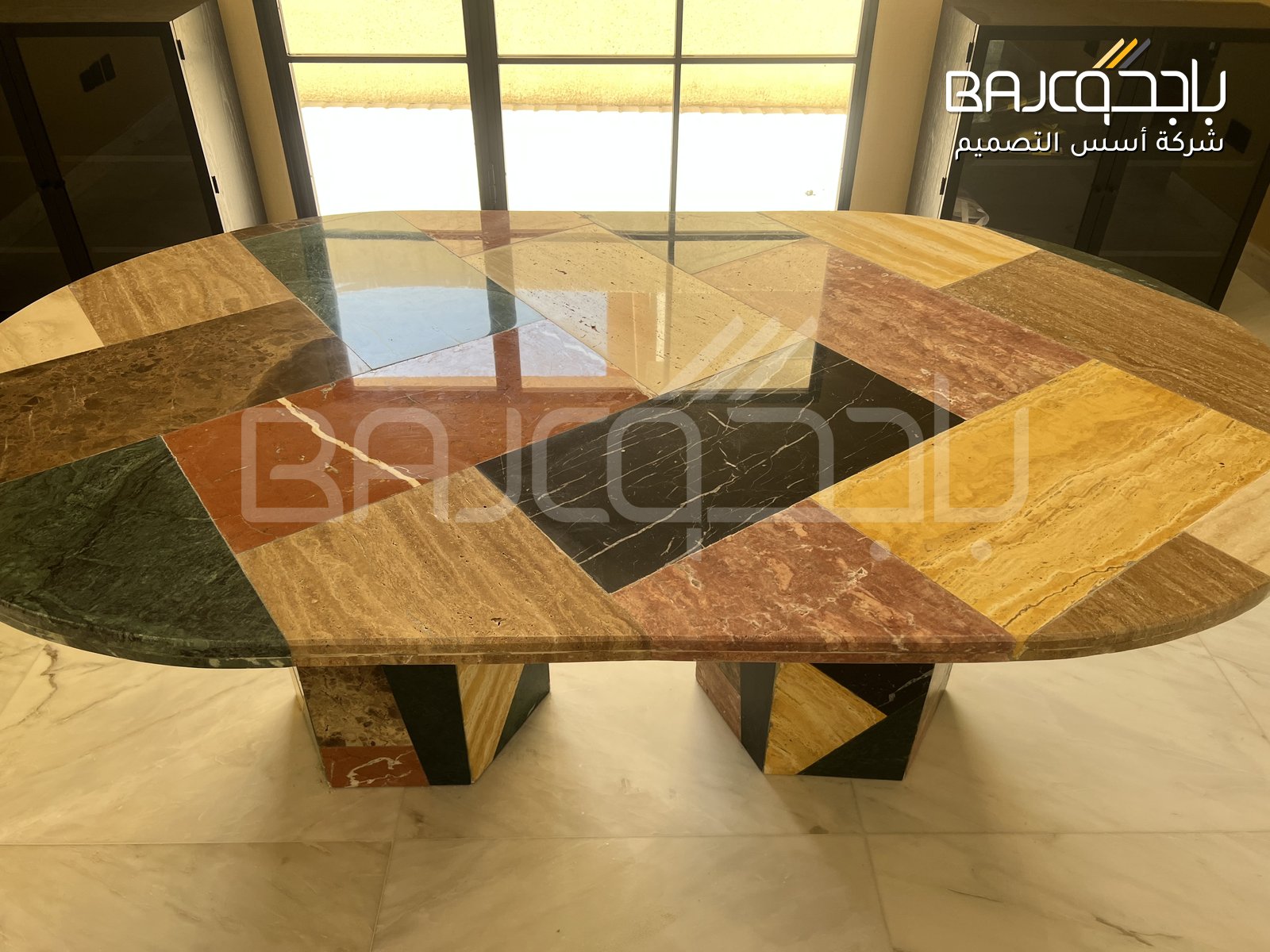 طاولة رخام بتصميم هندسي حديث متعدد الألوان