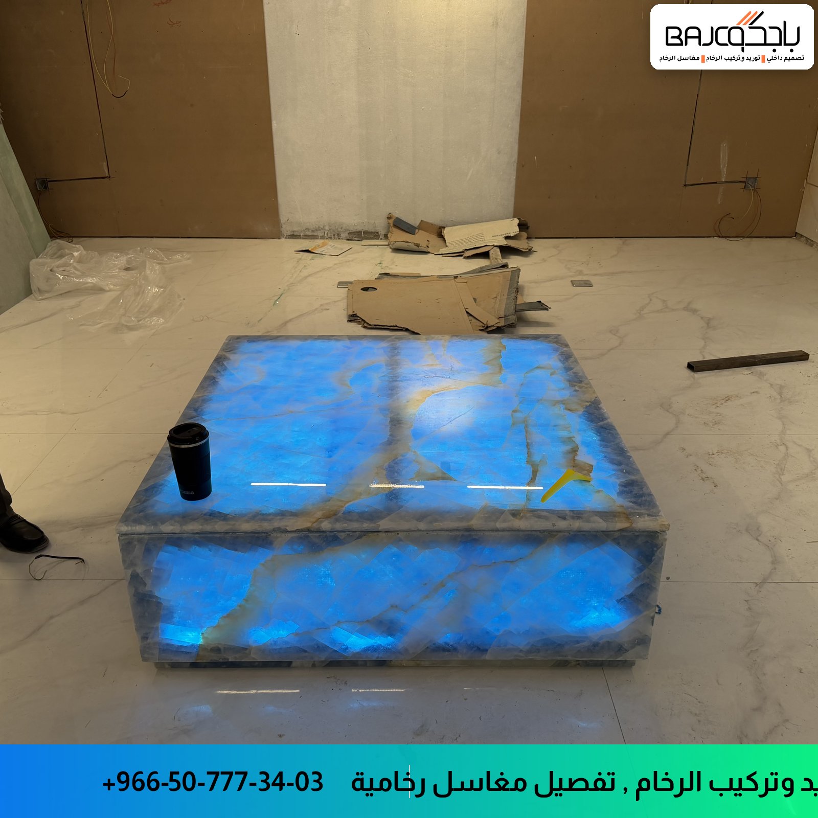 مغسلة رخام زرقاء بإضاءة داخلية أثناء التصنيع